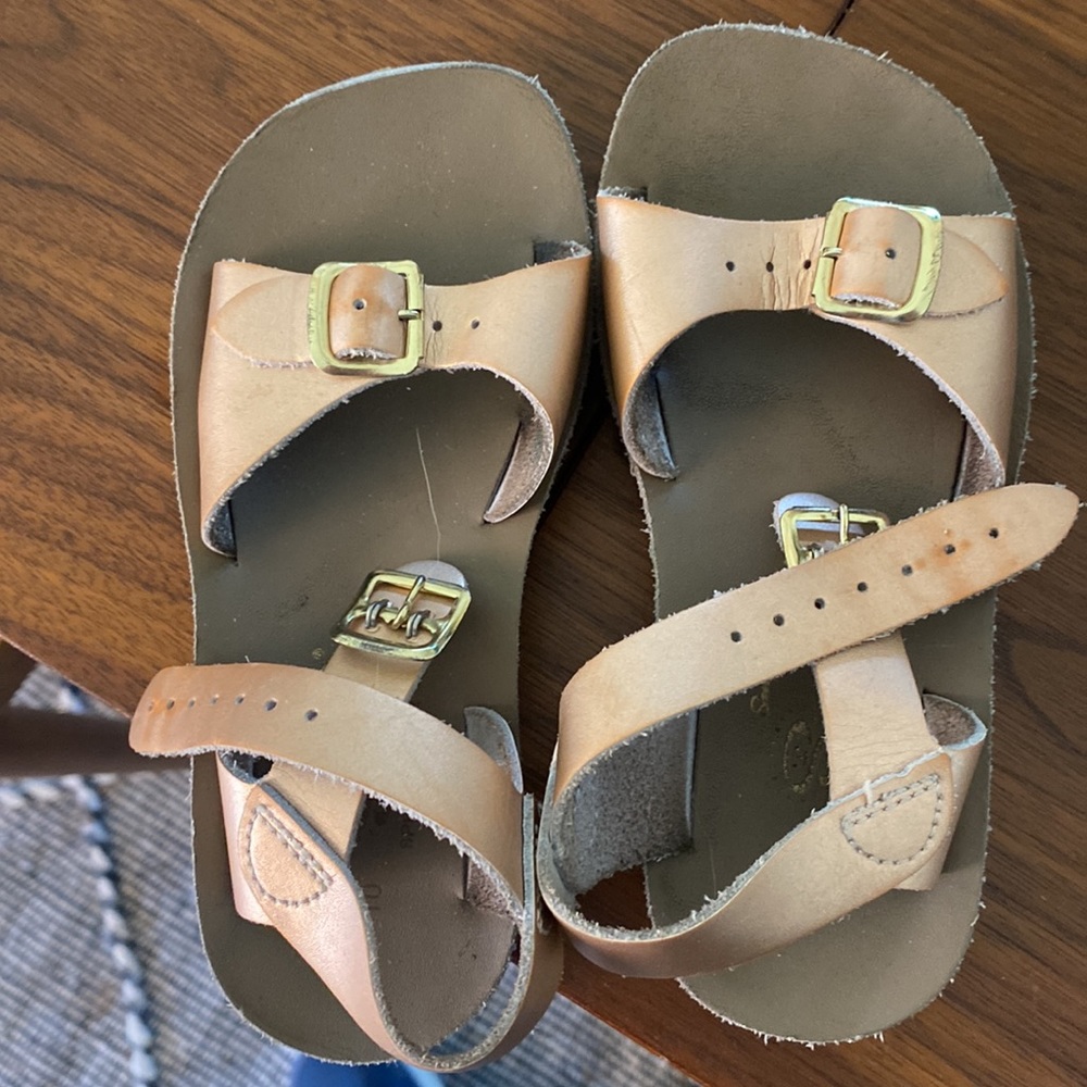 Surfer sandals- gold size 10